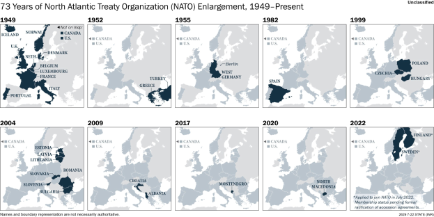 Karte veranschaulicht die Erweiterung der NATO von 1949 bis heute, wobei die Regionen farblich nach dem Jahr des Beitritts codiert sind und ein Titel zusätzliche Informationen bereitstellt.