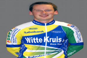 Ein männlicher Athlet posiert für ein Foto und trägt ein Jersey mit mehreren Sponsorenlogos.