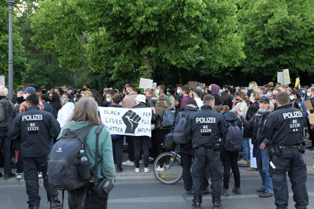 Kontrollen: Schaulustige in Bad Kreuznach zeigen Solidarität mit E-Scooter-Fahrer
