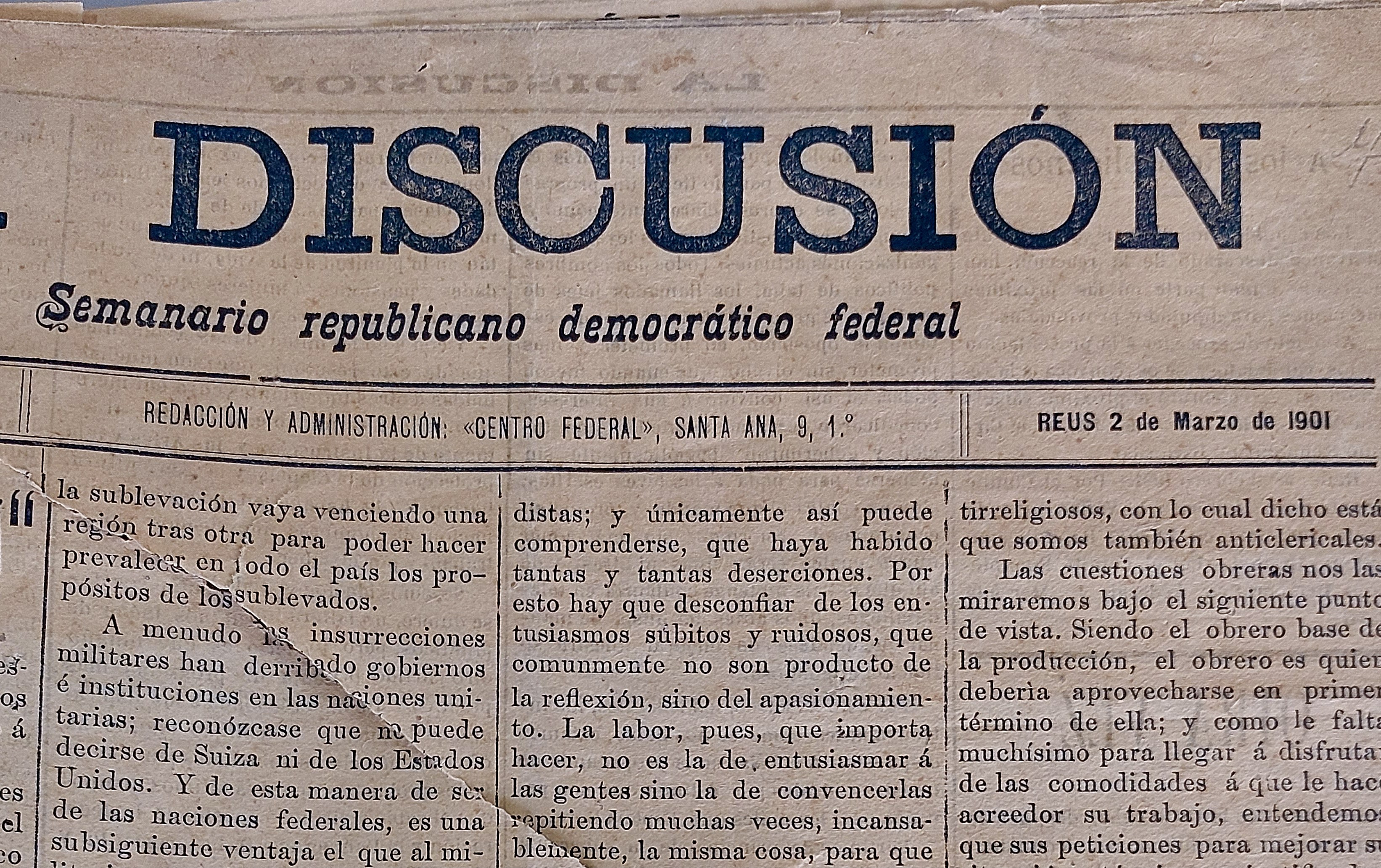 Eine gelbstichige, leicht zerknitterte Zeitung mit der schwarzen Schrift 'Diskussion', die die Schlagzeile 'Semanario Repúblicano Democrático Federal' trägt.