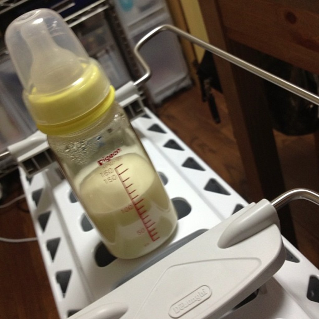 Eine Milchflasche ist zu sehen.