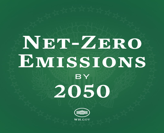 Grüner Hintergrund mit fettem weißem Text, der "net-zero emissions by 2050" lautet