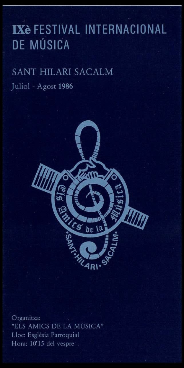 Plakat für das Ixé Festival Internacional de Música mit einem kreisförmigen Logo, das eine Musiknote umgeben von Blättern und Blumen zeigt, sowie einer fetten weißen Schrift, die "Internationales Musikfestival" lautet, und einem tiefblauen Hintergrund mit Sternen.