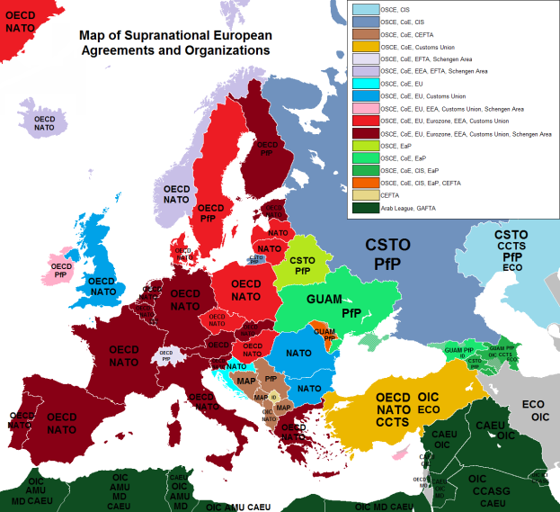 Eine Karte von Europa mit verschiedenen Farben, die Länder und ihre jeweiligen Vereinbarungen und Organisationen darstellen, begleitet von Text, der die Länder und beteiligten Nationen nennt.