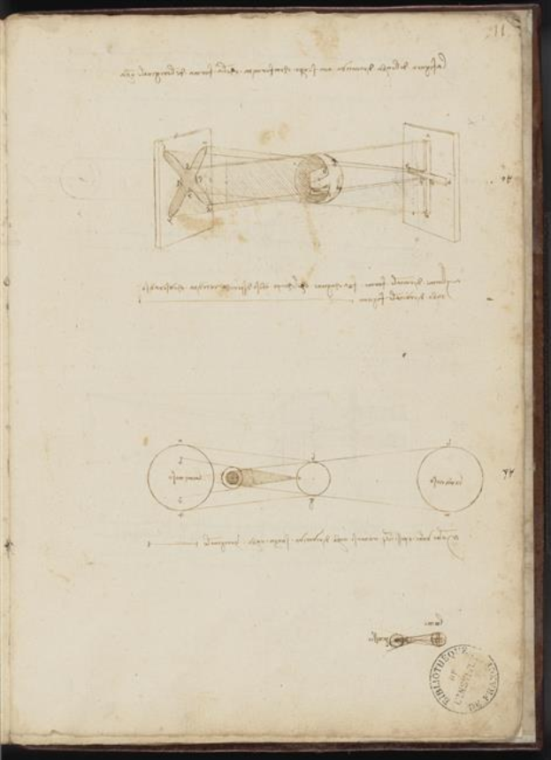 Ein aufgeschlagenes Buch mit einer detaillierten Zeichnung eines Flugzeugs, das als Leonardo da Vincis Patent für eine fliegende Maschine gilt, mit begleitendem Text zum Patentverfahren.