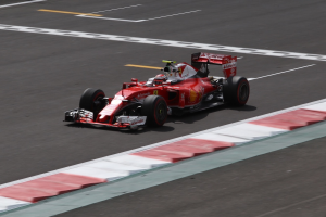 Ferrari-Fahrer Fernando Alonso im Helm, beim Fahren eines Sportwagens während des spanischen Grand Prix.