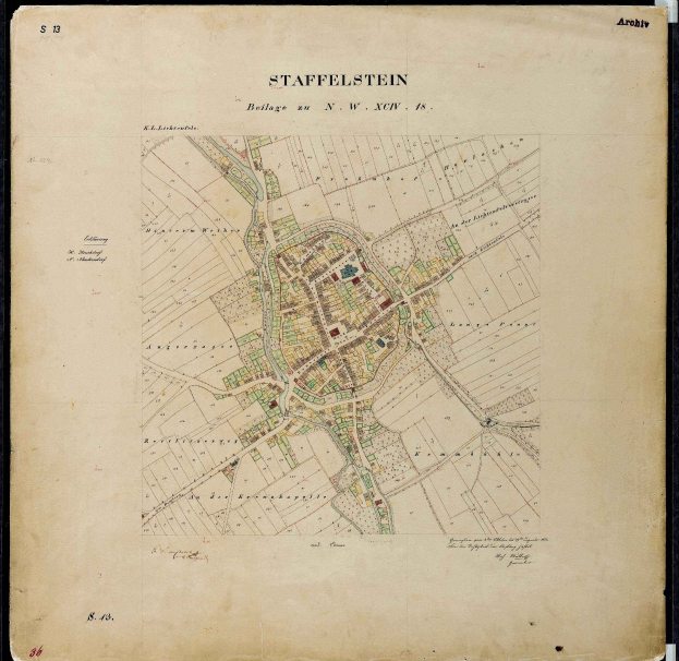 Ein detailliertes altes Stadtplan von Staffelstein, Deutschland, auf einem schwarzen Hintergrund, der Straßen, Gebäude und Sehenswürdigkeiten zeigt.