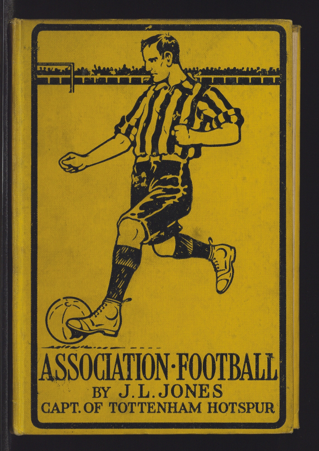 Ein Buchumschlag mit einem Mann in einem Fußballtrikot, der einen Fußball tritt, mit dem Titel "Association Football by J.L. Jones".