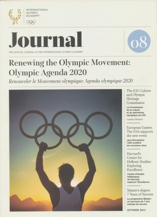Eine Person in einem weißen Hemd und blauen Shorts hält die Olympischen Ringe in der Hand und steht vor einem Blatt Papier mit den Worten "Erneuerung der Olympischen Bewegung" und "Olympische Agenda 2020" unter einem hellblauen Himmel mit weißen Wolken und Sonnenlicht.