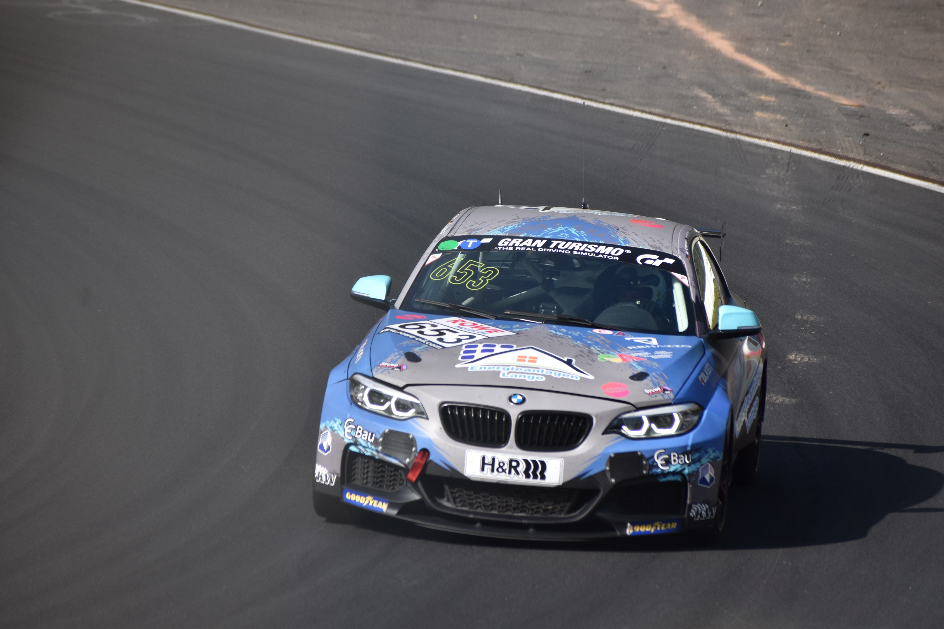 Ein BMW M2 GT3 Rennwagen F├Ąhrt Auf Einer Rennstrecke, Mit Text Und Zahlen Auf Seinem K├Ârper.