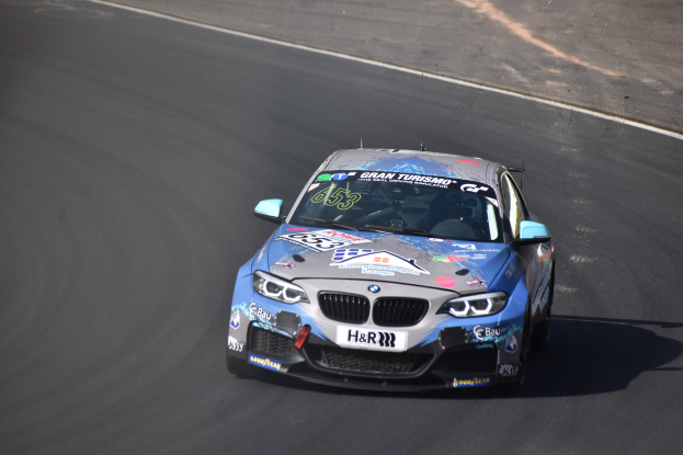 Ein BMW M2 GT3 Rennwagen F├Ąhrt Auf Einer Rennstrecke, Mit Text Und Zahlen Auf Seinem K├Ârper.