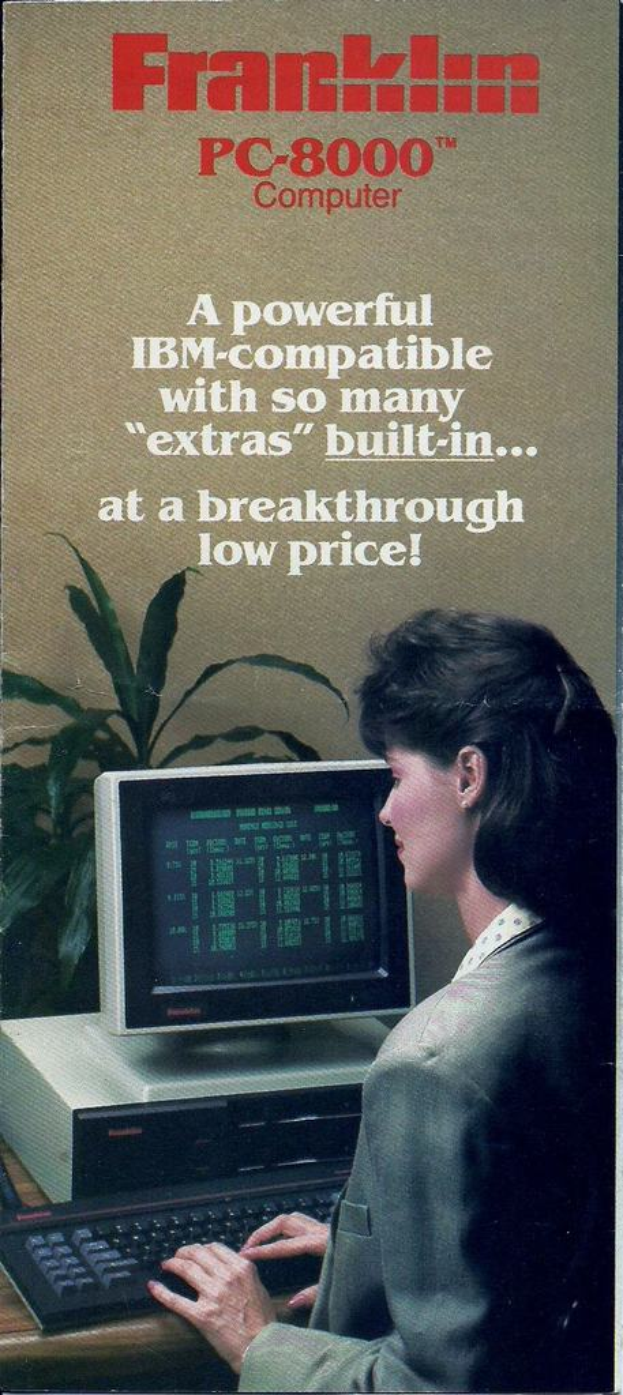 Eine Werbung mit einer Frau, die an einem Schreibtischcomputer arbeitet.