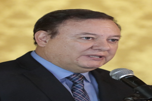 Ein Mann im Anzug und Krawatte spricht in ein Mikrofon und wird als Generalstaatsanwalt identifiziert.