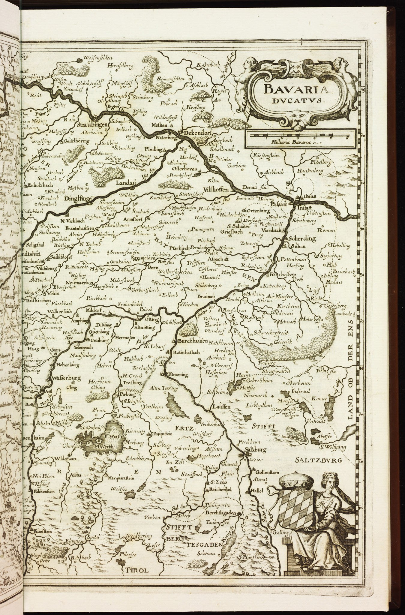 Ein aufgeschlagenes Buch mit einer detaillierten Karte von Bayern, auf der Städte, Ortschaften, Flüsse und andere geografische Merkmale eingezeichnet sind.