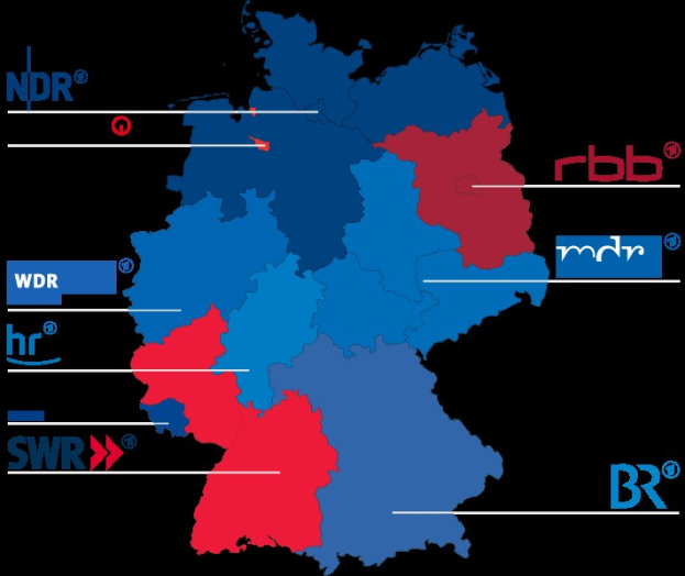 Karte von Deutschland mit in rot und blau hervorgehobenen Bundesländern, die die Ergebnisse der Wahl von 2016 zeigen, einschließlich der Namen der Kandidaten und des Wahldatums.