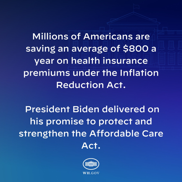 Blauer Hintergrund mit weißer Schrift, die besagt, dass Millionen von Amerikanern durchschnittlich 800 USD pro Jahr an den Gesundheitsversicherungsprämien unter dem Inflation Reduction Act sparen, mit einem Logo in der Mitte.