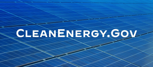 Blauer Solarpanel mit weißer Schrift "Clean Energy Gov" in der Mitte, Teil eines sauberen Energieprogramms, in einem Gittermuster angeordnet.