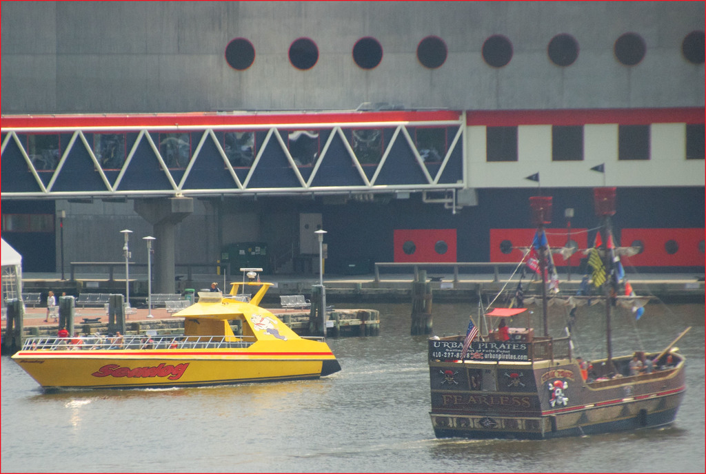 Ein See mit sichtbaren Schiffen, eine Person, ein Gebäude oben und ein Pfahl in der Mitte.