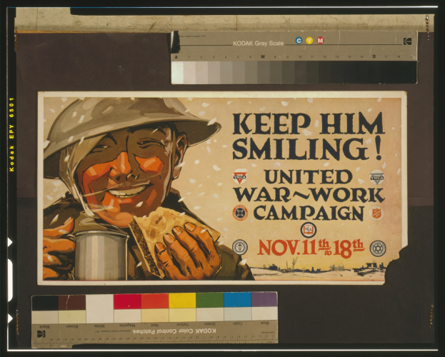 Eine Person in militärischer Uniform hält eine Tasse mit einem entschlossenen Gesichtsausdruck, umgeben von dem Text "Keep Him Smiling - United War-Work Campaign" in fetter weißer Schrift auf einem schwarzen Hintergrund.
