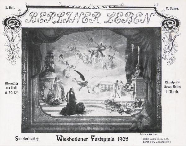 Schwarz-weißes Foto einer Bühne von den 1902 Wiesbadener Festspielen mit Darstellern in traditioneller deutscher Tracht und einem applaudierenden Publikum im Hintergrund.