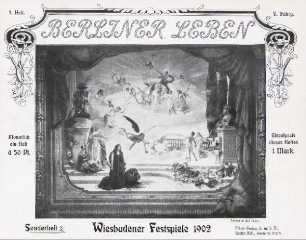 Schwarz-weißes Foto einer Bühne von den 1902 Wiesbadener Festspielen mit Darstellern in traditioneller deutscher Tracht und einem applaudierenden Publikum im Hintergrund.