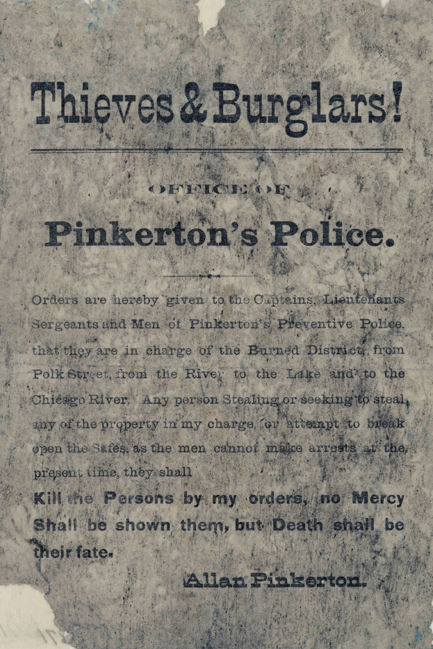 Ein Plakat mit fetter schwarzer Schrift, die 'Diebe & Einbrecher Pinkertons Polizei' in der Mitte auf einem weißen Hintergrund zeigt, eingerahmt von einem schmalen schwarzen Rand.