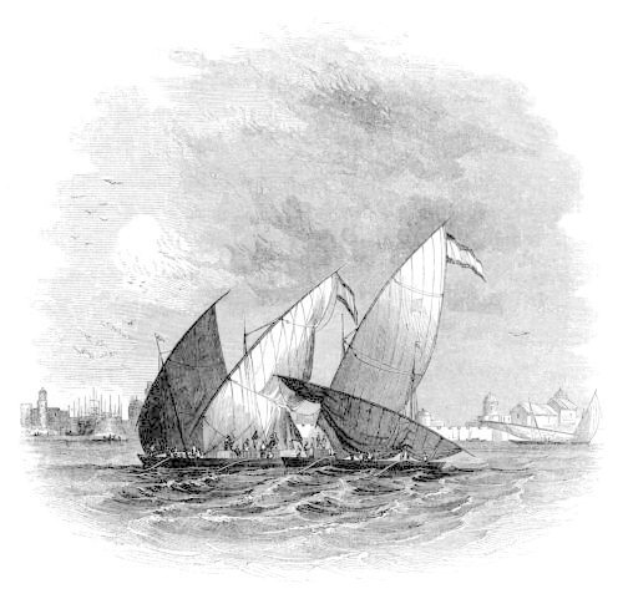 Schwarze und weiße Gravur eines Segelboots mit Menschen an Bord, umgeben von Gebäuden und einem wolkenverhangenen Himmel, datiert 1885.