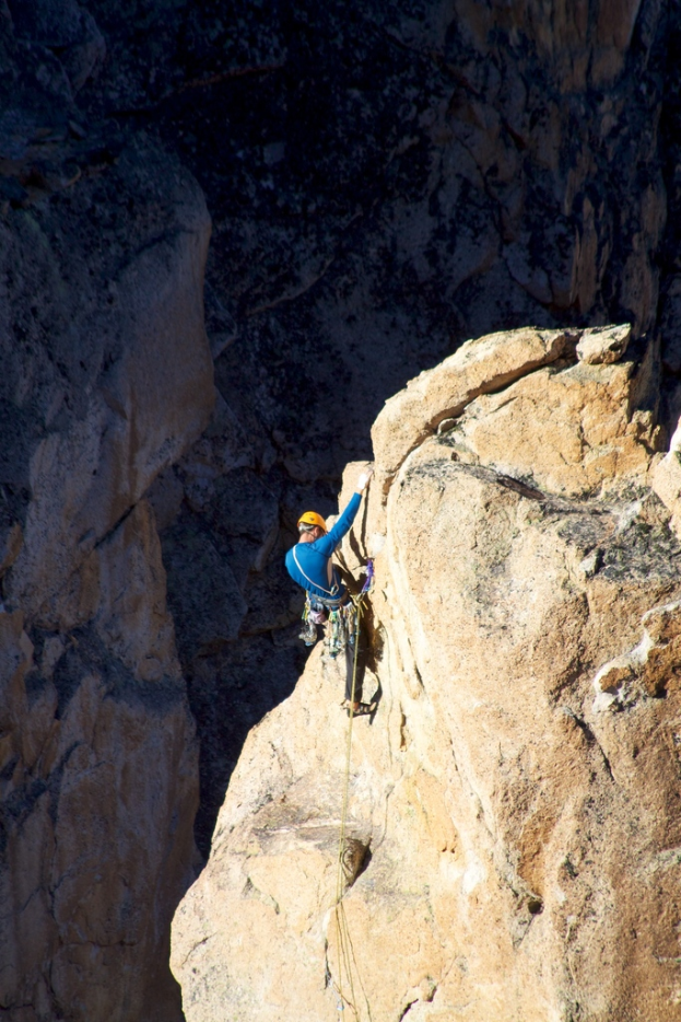 Eine Person klettert einen Berg hoch.
