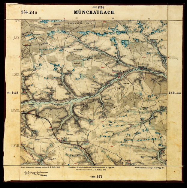 Ein altes topografisches Stadtplan von München, Deutschland, mit einem schwarzen Rand, gefüllt mit Text und Zahlen, die das Stadtgebiet detailgenau beschreiben.