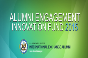 Ein grüner Hintergrund mit dem Text "Alumni Engagement Innovation Fund 2015" in weißer Schrift, zentriert, und einem blauen Kreis-Logo mit weißer Umrandung und einem weißen Stern in der Mitte.