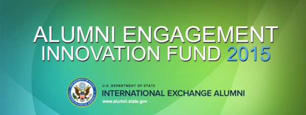 Ein grüner Hintergrund mit dem Text "Alumni Engagement Innovation Fund 2015" in weißer Schrift, zentriert, und einem blauen Kreis-Logo mit weißer Umrandung und einem weißen Stern in der Mitte.
