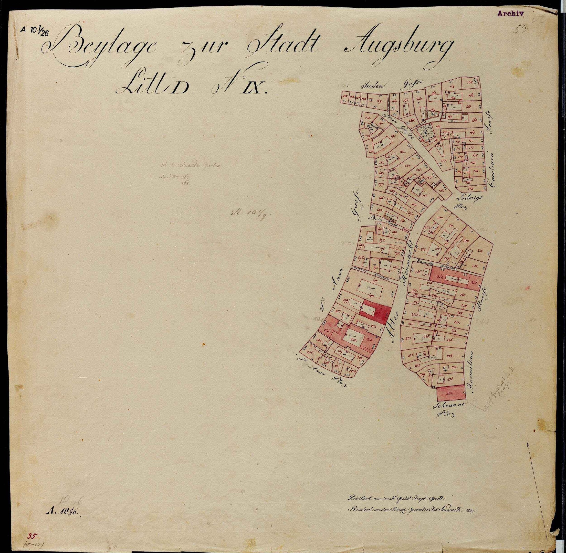 Ein altes Buch mit einer detaillierten Karte von Augsburg, das Straßen, Gebäude und Sehenswürdigkeiten mit begleitendem Text benennt.