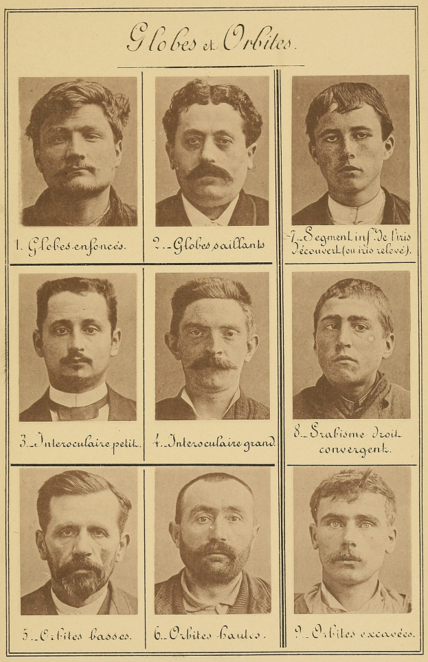 Schwarzes und weißes Foto einer Gruppe von bärtigen Männern mit verschiedenen Gesichtsausdrücken, begleitet von Text.