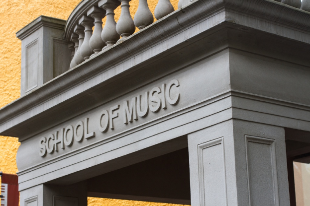 Ein Gebäude mit Text darauf.