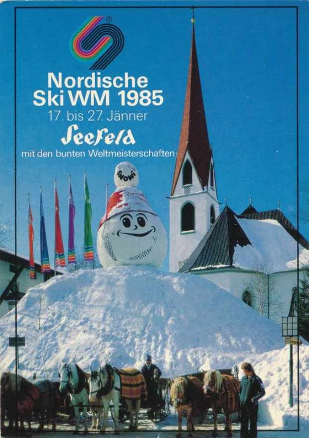 Plakat der Nordischen Skiweltmeisterschaften 1985 in Seefeld, Schweiz: Schneelandschaft mit Menschen, Pferden, Stangen, Flaggen, Gebäuden, Bäumen und Himmel im Hintergrund sowie Text über das Ereignis.