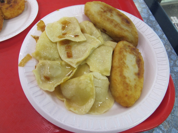 Mehrere Essensplätze befinden sich auf einer roten Fläche, mit zusätzlichen Essensplätzen auf der rechten Seite sichtbar.