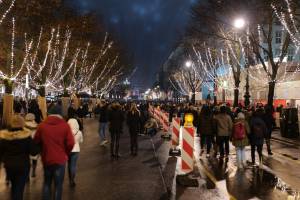 Während Spanien Ostern schweigend feiert, trinkt eine Stadt die ganze Nacht