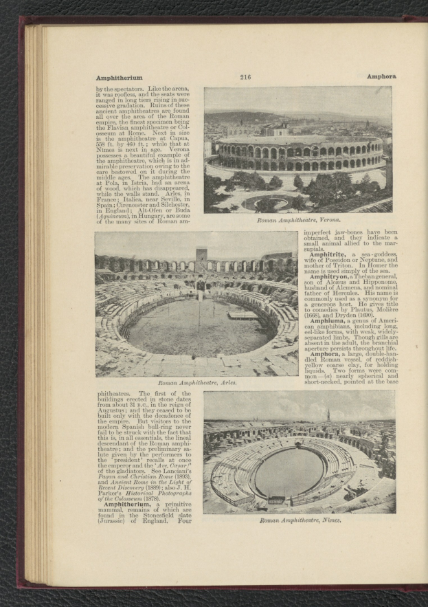 Ein aufgeschlagenes Buch mit einem Stadionbild, das Bilder und Text enthält und detaillierte Informationen über das Stadion bietet.