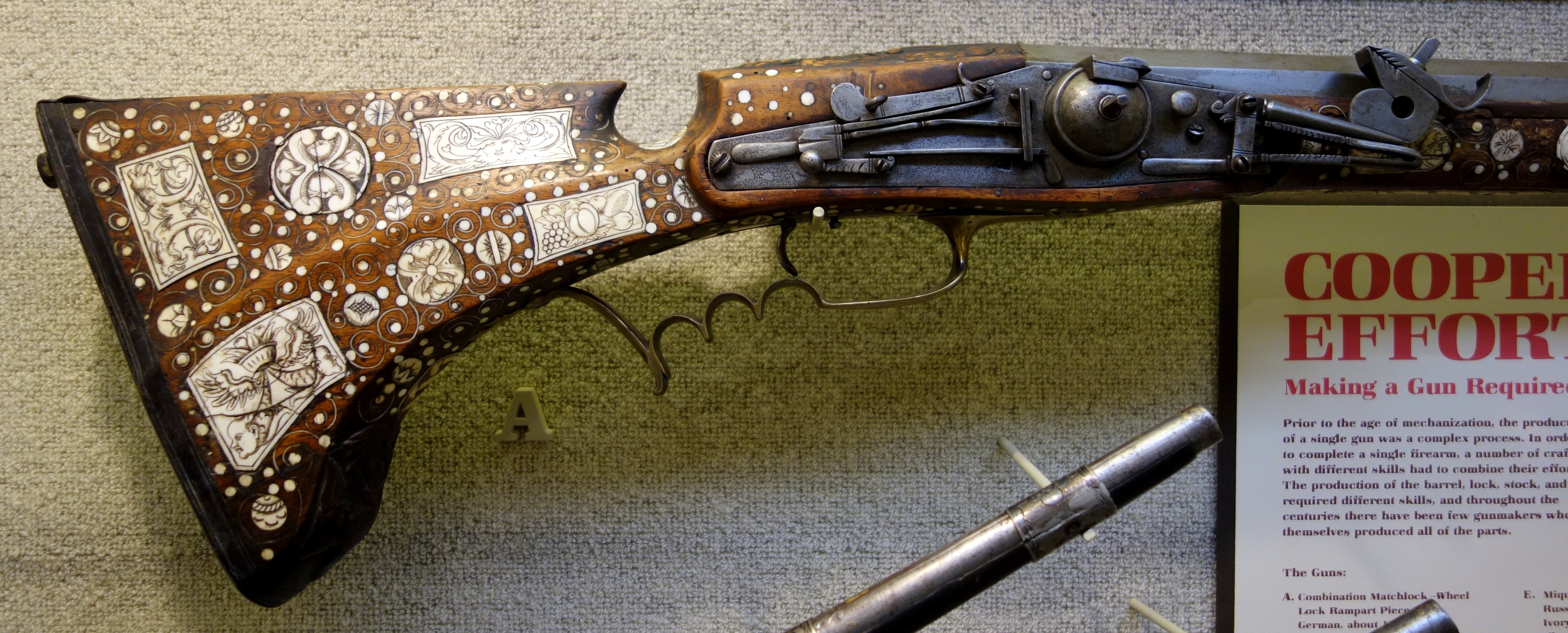 Ein Feuerstein-Gewehr der US-Armee aus dem Ersten Weltkrieg, das in einem Museum ausgestellt ist und von einem informativen Textboard begleitet wird.