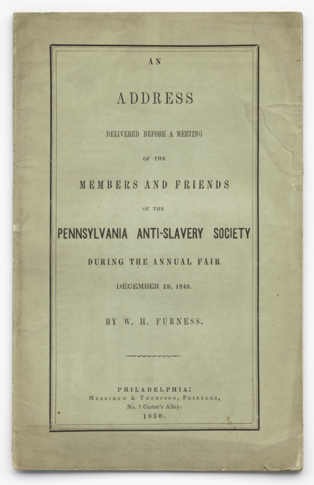 Offenes Buch mit dem Titel "Eine Ansprache vor einer Versammlung der Mitglieder und Freunde der Pennsylvania Anti-Slavery Society während der jährlichen Messe" mit sichtbarem gedrucktem Text in schwarzer Tinte.