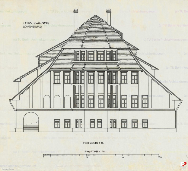 Ein detaillierter Grundriss des ersten Stockwerks des Nordseite-Gebäudes in München, Deutschland, der ein Gebäude mit vielen Fenstern zeigt, zusammen mit Text und Zahlen, die die Höhen und Maße angeben.