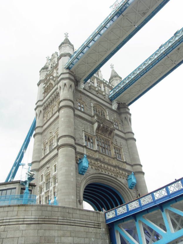 Eine Turmbrücke, die einen Gewässserübergang überspannt.