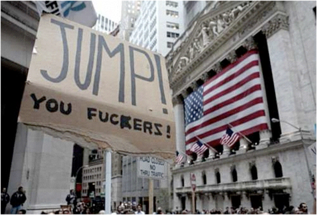 Eine große Menschenmenge mit Schildern und Plakaten, mit sichtbaren US-Flaggen und Gebäuden im Hintergrund.