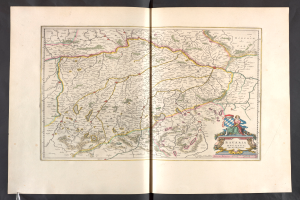 Ein aufgeschlagenes Buch, das eine detaillierte Karte von Bayern, Deutschland, zeigt, mit einem schwarzen Hintergrund und einer Illustration eines Mannes und einer Frau auf dem Cover.