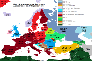 Eine Karte von Europa mit verschiedenen Farben, die Länder und ihre jeweiligen Vereinbarungen und Organisationen darstellen, begleitet von Text, der die Länder und beteiligten Nationen nennt.