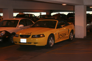 Ein Parkplatz mit zahlreichen Autos vor einem Gebäude.