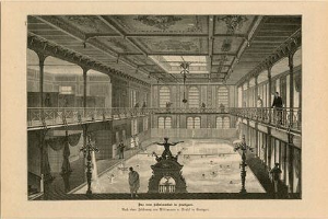 Gravur des Eislaufsaals im Schloss Versailles, mit einer zentralen Fontäne, Menschen, Säulen, Fenstern und einer Decke.