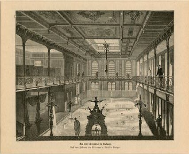 Gravur des Eislaufsaals im Schloss Versailles, mit einer zentralen Fontäne, Menschen, Säulen, Fenstern und einer Decke.