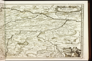 Ein aufgeschlagenes Buch mit einer detaillierten Karte von Bayern, auf der Städte, Dörfer, Flüsse und andere geographische Merkmale eingezeichnet sind.