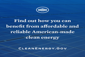 Plakat mit einem blauen Kreis-Logo mit einer weißen Umrandung und einem Stern, weißer zentrierter Text, der "Finden Sie heraus, wie Sie von erschwinglicher und zuverlässiger amerikanischer Made Clean Energy profitieren können", auf einem hellblauen Hintergrund.